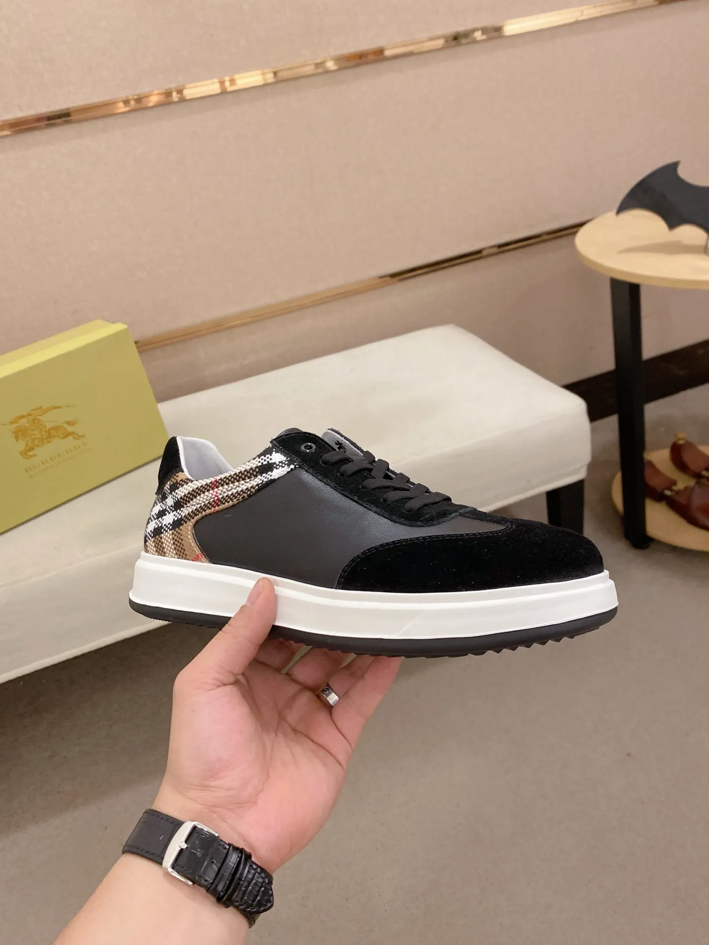 Men's shoes💰: 440💰🇮🇹🇮🇹The counters are synchronized with Burberry's top purchasing agents🔍🔍Synchronized sales. Positive code number: 38-44. Italian imported cowhide, fully imported sheepskin lining, sole: original sole provided by the original factory, exclusive movable molded sole, super comfortable, original factory follow-up order, 🔍🔍high quality, you can enter and leave the counter at will, welcome to compare (45 yuan for customization, no return or exchange)